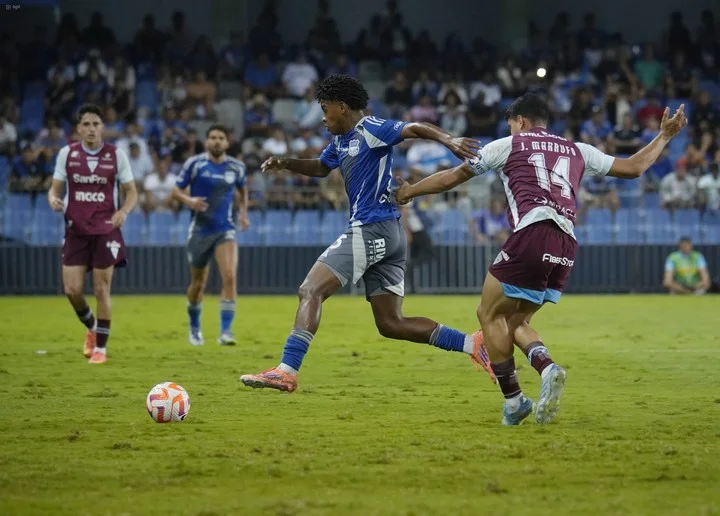 img of ¡DOBLE GOLPE! Emelec Cae ante Macará y el Capwell se Arriesga a un Cierre Inminente por Indisciplina